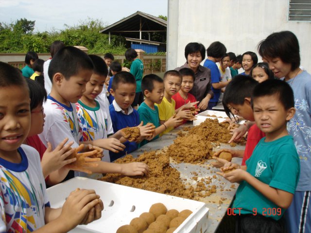 Murid-murid Sekolah Rendah Nung Ming, Bumbong Lima membuat mud ball pada 9-10-2009
